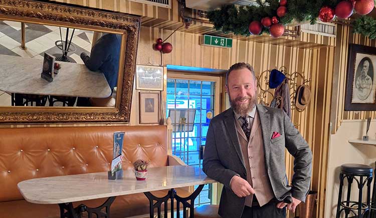 k.u.k. Wirt Dizzo Hager im k.u.k. Hofbeisl zu Ischl